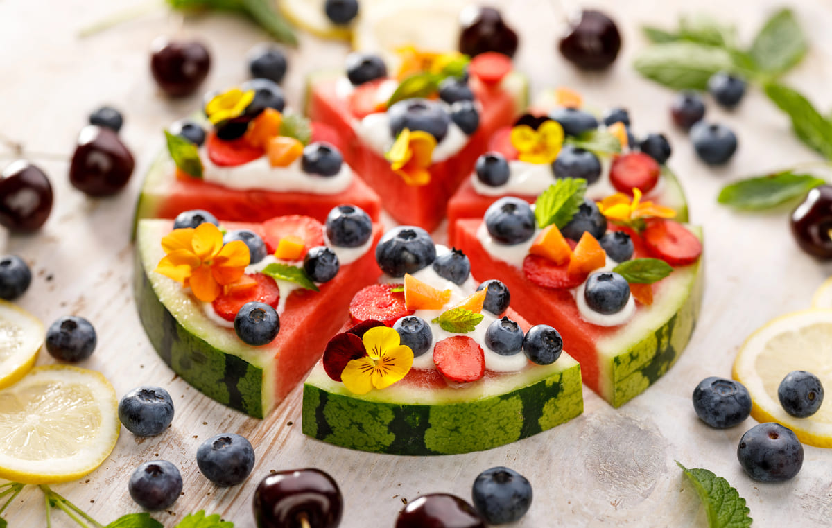 recept gezonde fruitpizza met bloemen